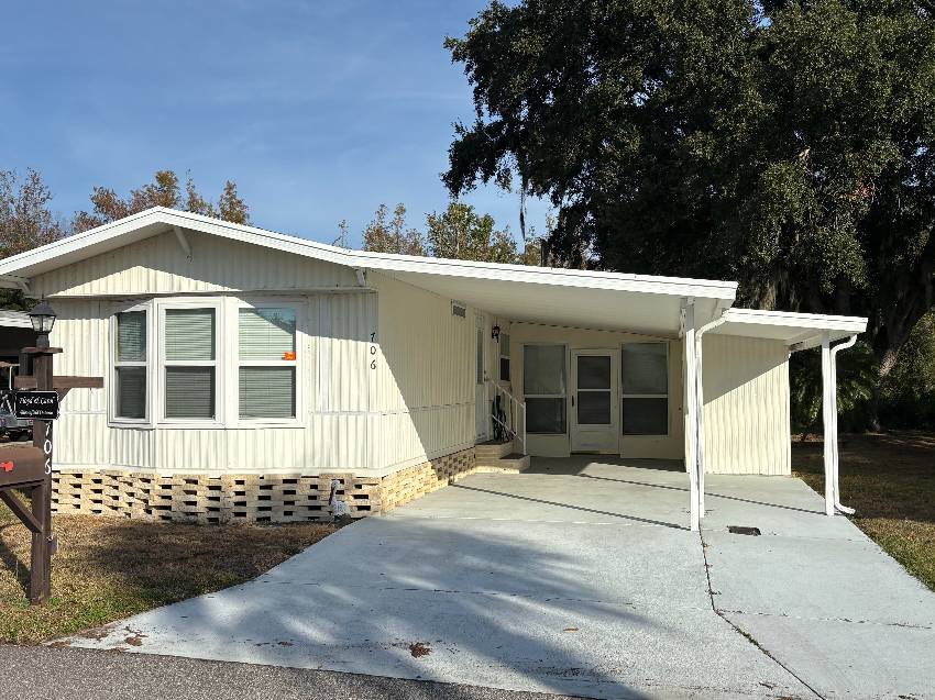 Winter Haven, FL Mobile Home for Sale located at 706 Century Lane Hidden Golf Club